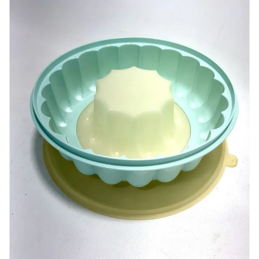 Vintage Tupperware Jello Mold Bundt Cake Pan w Lid Aqua Teal Green